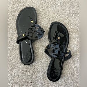 black shiny tory burch sandals
